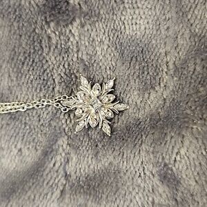 Beautiful snowflake necklace - old world charm!  NWT Free Shipping